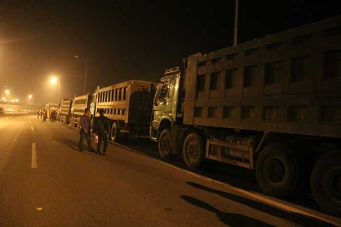 5 chiếc xe tải hiệu WOHO mang các biển kiểm soát: 24C – 018.39, 88C – 039.34, 14C – 093.13, 19C – 075.92, 29C – 611.39, trên đầu xe đều dán chữ “Tuấn Anh” và đang trong tình trạng chở vật liệu xây dựng là đá có ngọn, có dấu hiệu vi phạm về trọng tải và kích thước thành, thùng.