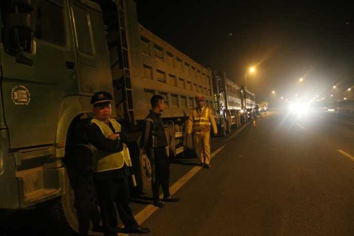 Lực lượng chức năng phải bố trí người để bảo vệ hiện trường, ngăn ngừa một số lái xe quá khích lên xe bỏ chạy. Đồng thời tổ chức hướng dẫn giao thông bảo đảm ATGT cho các phương tiện qua lại.