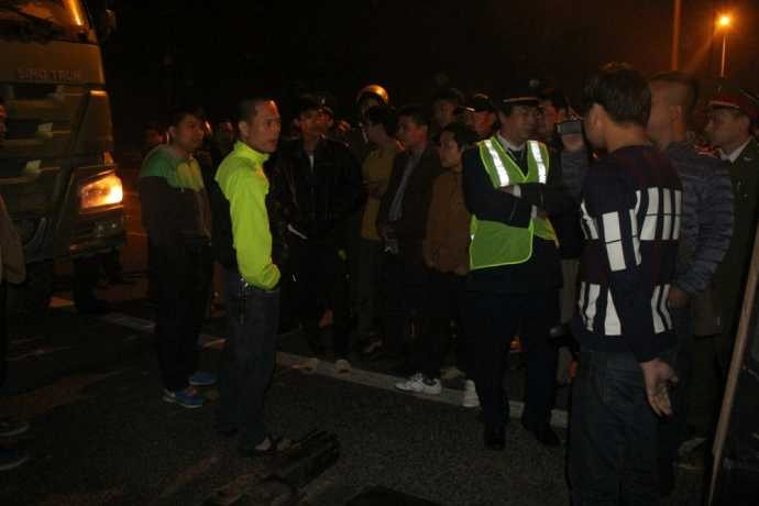 Ngay sau khi nhận được tin tập đoàn xe quá tải bị bắt giữ, một số đối tượng tự xưng là chủ phương tiện đến làm việc với lực lượng chức năng khi không xuất trình được giấy tờ gì.