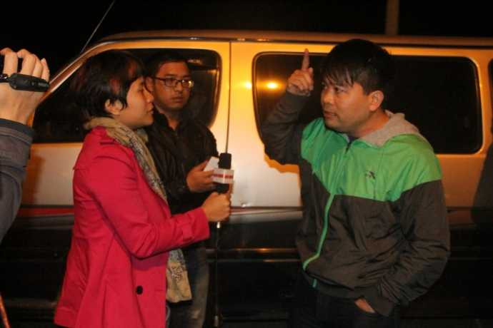 Người này nói rằng mình tên là Tuấn Anh - chủ các xe tải bị bắt giữ và trả lời lý do không hợp tác với lực lượng chức năng là: “Khi nào xử lý hết xe quá tải thì tôi mới chấp hành”.