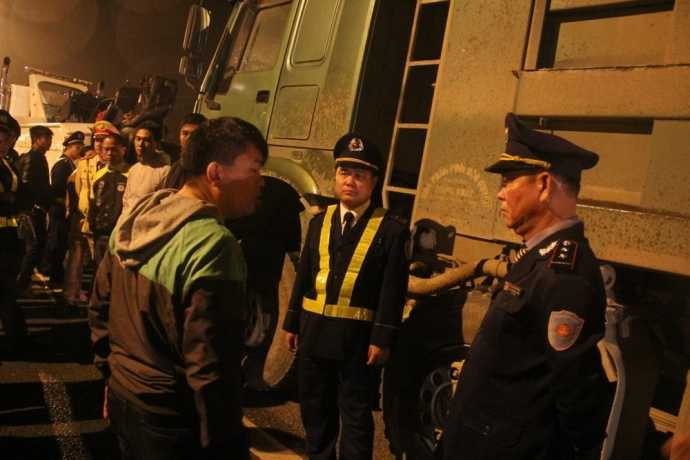 Người này liên tục tranh cãi với lực lượng chức năng về việc bị bắt oan.