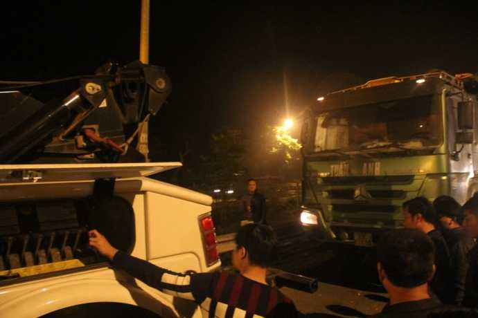 Khi lực lượng chức năng điều xe kéo đến để cưỡng chế các phương tiện khi không nhận được sự hợp tác của doanh nghiệp thì một số đối tượng chặn đường cản trở.