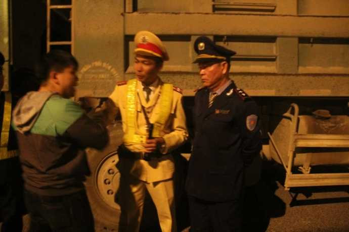 Nhiều lần lực lượng chức năng đã phải nhắc nhở thái độ của Tuấn Anh. Việc cản trở lực lượng chức năng xử lý các xe vi phạm kéo dài nhiều tiếng đồng hồ. Đến 2h sáng (8/1) vụ việc vẫn chưa được giải quyết.