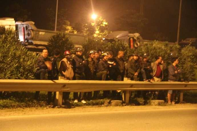 Rất đông người dân chứng kiến vụ việc bắt xe quá tải vào tối ngày 7/1, rạng sáng 8/1.