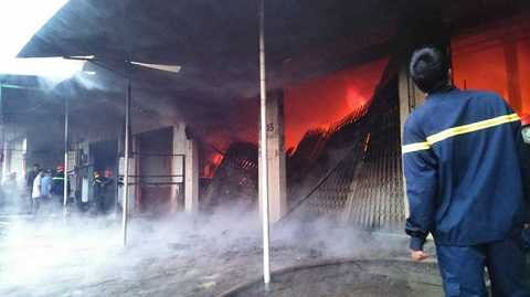 Ngọn lửa bùng phát nhanh lan sang nhà kế bên Ngọn lửa bùng phát nhanh lan sang nhà kế bên