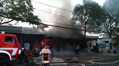 Người dân tháo chạy mang theo tài sản thoát thân Người dân tháo chạy mang theo tài sản thoát thân