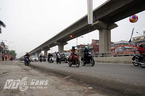 Giờ cao điểm buổi sáng ngày 8/1, tại đường Nguyễn Trãi, đường phố đã thông thoáng hơn Giờ cao điểm buổi sáng ngày 8/1, tại đường Nguyễn Trãi, đường phố đã thông thoáng hơn