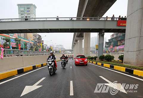 Những đoàn xe đầu tiên chạy qua hầm chui Thanh Xuân Những đoàn xe đầu tiên chạy qua hầm chui Thanh Xuân