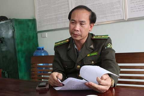 Ông Lê Ngọc Hữu - Hạt trưởng Hạt kiểm lâm Thị xã Hoàng Mai trao đổi với VTC News