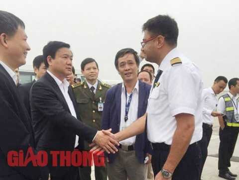 Ngay tại sân bay Nội Bài, Bộ trưởng Đinh La Thăng bắt tay chúc mừng cơ trưởng chuyến bay đã xử lý tình huống chuẩn xác đảm bảo an toàn cho 162 hành khách Ngay tại sân bay Nội Bài, Bộ trưởng Đinh La Thăng bắt tay chúc mừng cơ trưởng chuyến bay đã xử lý tình huống chuẩn xác đảm bảo an toàn cho 162 hành khách
