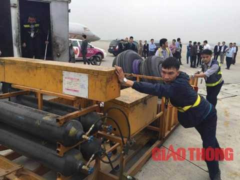 Bộ phận kỹ thuật đưa lốp mới vào thay thế lốp vị một vết chém có thể do tác động bên ngoài. Bộ phận kỹ thuật đưa lốp mới vào thay thế lốp vị một vết chém có thể do tác động bên ngoài.