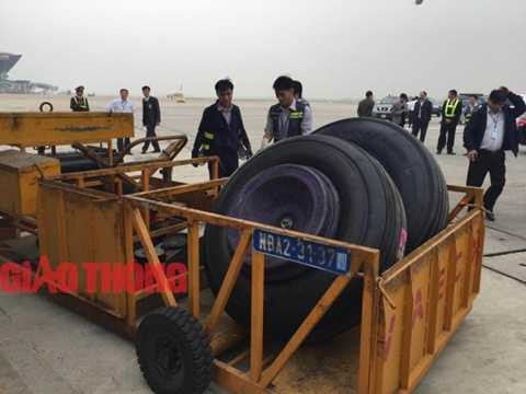 Nhân viên trung tâm bảo dưỡng ngoại trường đang kiểm tra kỹ thuật lốp máy bay Nhân viên trung tâm bảo dưỡng ngoại trường đang kiểm tra kỹ thuật lốp máy bay