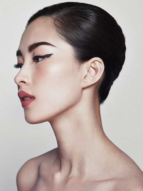 Đặng Thu Thảo lạ lẫm với hình ảnh người con gái Á Đông đa cảm.