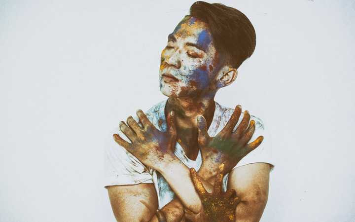 Để thực hiện bộ ảnh đầy màu sắc này, Mai Quốc Việt cùng các cộng sự đã mất hàng giờ đồng hồ quăng bột màu. Từ tạo dáng, ánh mắt, Mai Quốc Việt đều phải thực hiện đi, thực hiện lại trong quá trình chụp để lột tả được sự nổi loạn, cá tính của bản thân. Đây cũng là hình ảnh lần đầu tiên Mai Quốc Việt thể hiện.