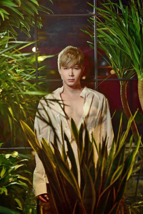 Những ngày đầu năm 2016 diễn ra thật tất bật với nam ca sĩ điển trai Nathan Lee. 