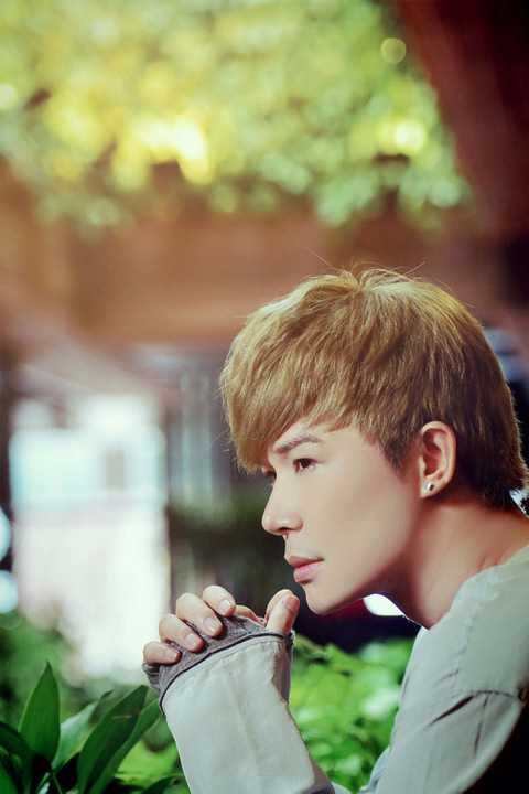 Trong bộ hình đầu tiên của năm 2016, thực hiện bởi nhiếp ảnh gia kỳ cựu Phạm Hoài Nam, nam ca sĩ khoe vẻ điển trai, sành điệu với những món đồ của các thương hiệu hàng đầu thế giới như Dolce&Gabbana, Alexander McQueen, John Galliano, Roberto Cavalli, Balmain, Lanvin... 