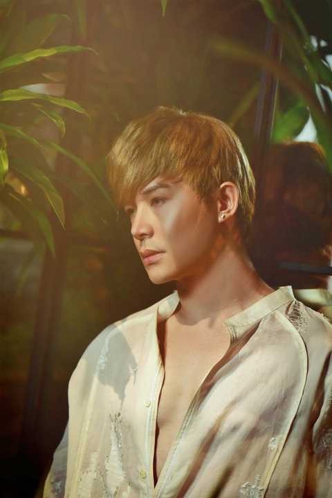 Nam ca sĩ cũng sẽ phát hành sản phẩm âm nhạc đầu tiên của anh trong năm 2016 vào tháng 2 tới. 