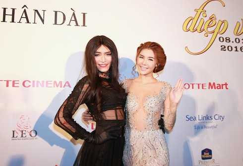 Nghệ viên hài BB Trần đọ vẻ sexy với Kỳ Hân.