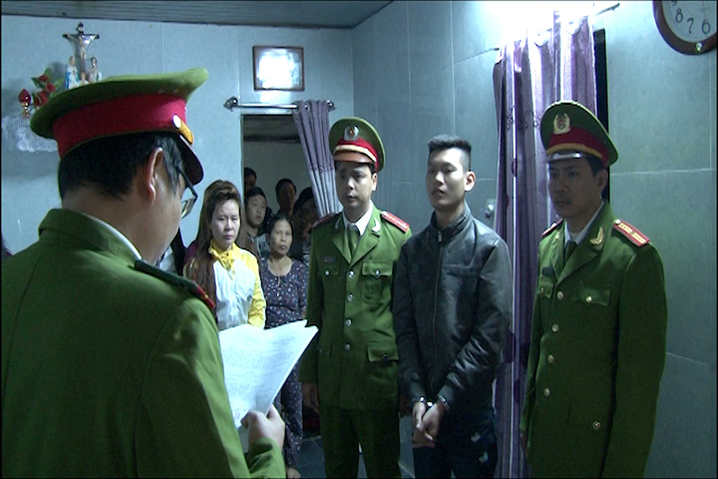 Cơ quan công an đọc lệnh bắt một trong các bị cáo.