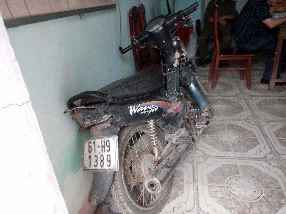Chiếc xe máy của yêu râu xanh Nguyễn Văn Hồng bỏ lại tại hiện trường.