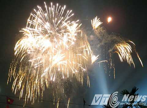 Mãn nhãn với những loạt pháo hoa đủ các sắc màu, lung linh, huyền ảo Mãn nhãn với những loạt pháo hoa đủ các sắc màu, lung linh, huyền ảo
