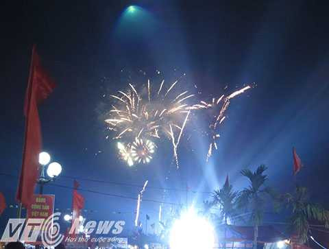 Kết thúc chương trình là màn bắn pháo hoa và hiệu ứng ánh sáng lung linh, huyền ảo, rực sáng bâu trời đêm Khu di tích Quốc gia đặc biệt - Đền thờ Danh nhân văn hóa Trạng trình Nguyễn Bỉnh Khiêm - Ảnh MK Kết thúc chương trình là màn bắn pháo hoa và hiệu ứng ánh sáng lung linh, huyền ảo, rực sáng bâu trời đêm Khu di tích Quốc gia đặc biệt - Đền thờ Danh nhân văn hóa Trạng trình Nguyễn Bỉnh Khiêm - Ảnh MK