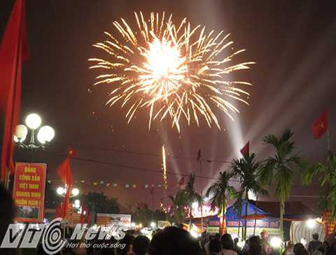 Hàng vạn người dân ngoại thành được dịp tận mắt chứng kiến một sự kiện chưa từng có tại nơi đây - Ảnh MK Hàng vạn người dân ngoại thành được dịp tận mắt chứng kiến một sự kiện chưa từng có tại nơi đây - Ảnh MK