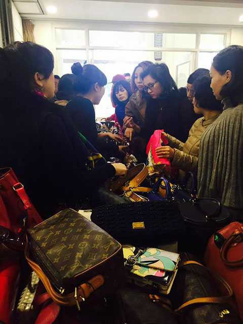 Người dân Hà thành đang có thói quen săn hàng hiệu giá rẻ vào mỗi cuối tuần Người dân Hà thành đang có thói quen săn hàng hiệu giá rẻ vào mỗi cuối tuần