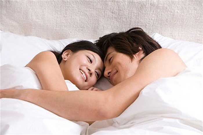 Hãy tích cực khen ngợi cơ thể, khả năng ân ái, phong cách 'yêu' của chàng/nàng để cho nửa kia biết rằng bạn là người biết hưởng thụ và đánh giá cao tài năng của người đó.