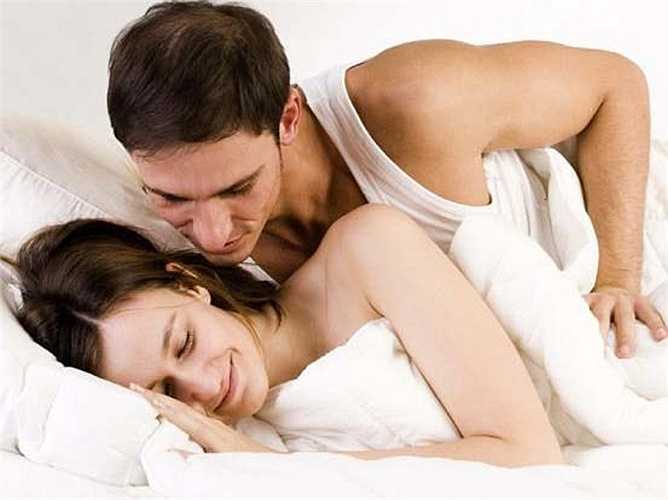 Bạn không thể bỏ quên những vết cắn nhẹ để nàng có những cảm giác lạ, hưng phấn hơn. Hành động này có thể làm nàng thấy rằng nàng thật hấp dẫn. 