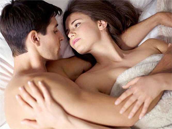 Hãy nhẹ nhàng xoa khắp cơ thể nàng, bắt đầu từ khu vực bụng. Ngoài ra, lưng cũng là một điểm khá nhạy cảm. 