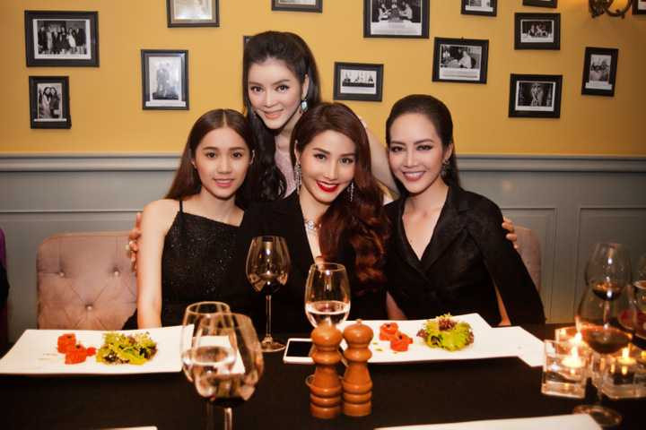 Theo thông lệ, mỗi năm, Lý Nhã Kỳ đều có một buổi hội ngộ đầm ấm nhất cùng những nghệ sĩ thân thiết, những người bạn của mình cùng đón mừng năm mới. Với Lý Nhã Kỳ, cô rất trân trọng, yêu quý những giây phút cùng những người bạn thân thiết dành thời gian cho nhau, cùng ôn lại kỷ niệm năm cũ, chia sẻ những dự định của năm tới. 