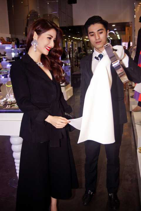 Tiệc sum họp năm nay có sự xuất hiện duyên dáng của Diễm My 9x, Lý Nhã Kỳ dành những sự yêu mến đặc biệt với cô gái trẻ này, không chỉ bởi Diễm My là cô gái có tài, mà còn bởi tính cách dễ thương, sự chăm chỉ trong lao động nghệ thuật của cô. 