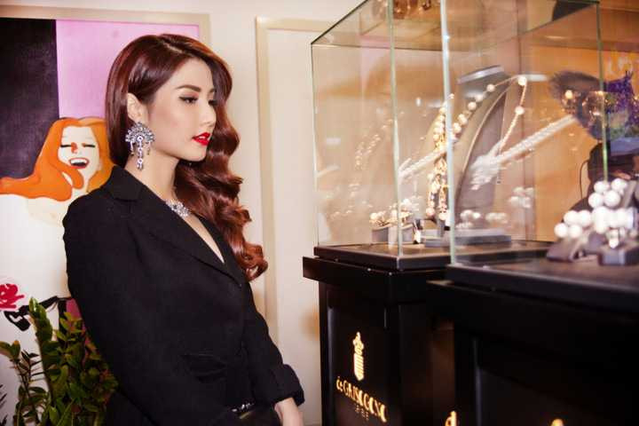 Các nghệ sĩ, khách mời hào hứng thưởng lãm những bộ trang sức kim cương độc đáo, tinh xảo mang thông điệp sự huyền bí của vũ trụ được trưng bày tại triển lãm của Lý Nhã Kỳ. 