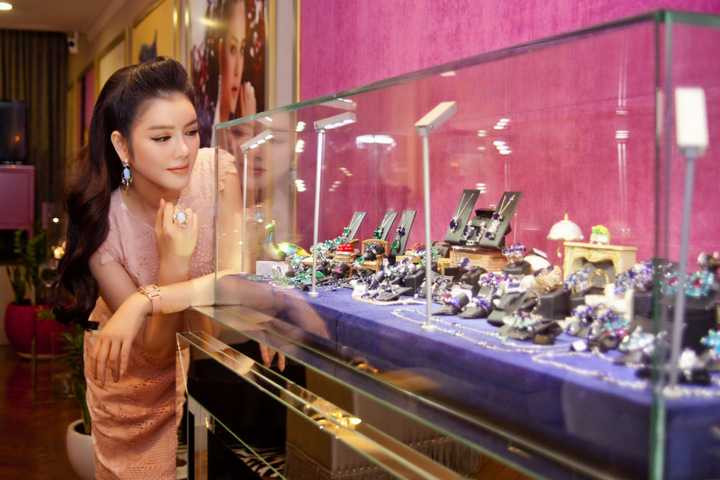 Cô tự hào giới thiệu về bộ sưu tập trang sức mới dành cho năm 2016, với vũ khúc của sắc màu trong sự xoay vần huyền bí của vũ trụ, thiên nhiên. Xu hướng trang sức rực rỡ, hoà cùng thiên nhiên, đất trời là xu hướng được yêu chuộng năm nay. 