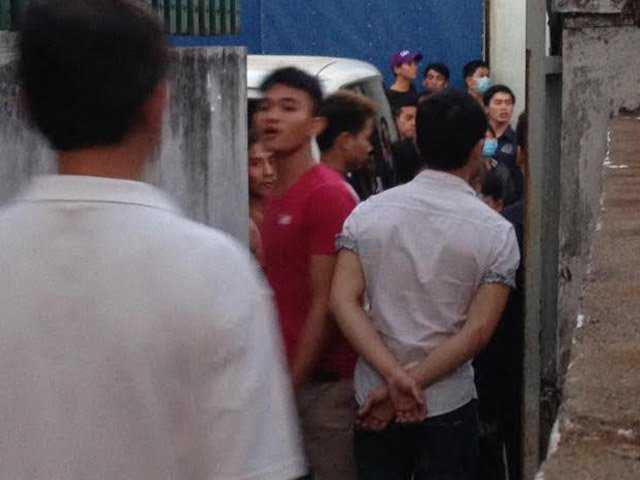 Người dân đến xem cơ quan chức năng khám nghiệm hiện trường.