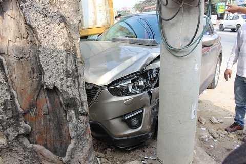 Xe CX5 tông vào gốc cây ven đường Xe CX5 tông vào gốc cây ven đường