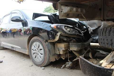 Đầu xe Hyundai Avante nát bấn Đầu xe Hyundai Avante nát bấn