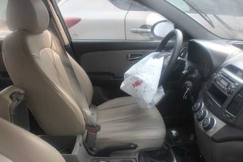 Túi khí phía lái đã bung ra Túi khí phía lái đã bung ra