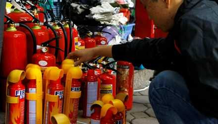 Đại tá CSGT cũng sợ bình cứu hỏa phát nổ trên ôtô