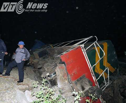 Đầu tàu hỏa chật khỏi đường ray, cắm xuống vệ đường sắt