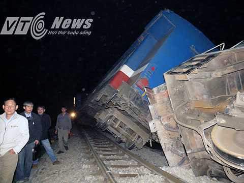 Toa hàng phía sau bị lật nghiêng