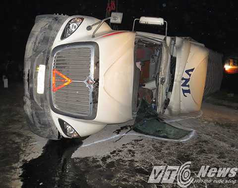 Chiếc xe container bị tông văng xa khoảng 15m, lật nghiêng trên đường