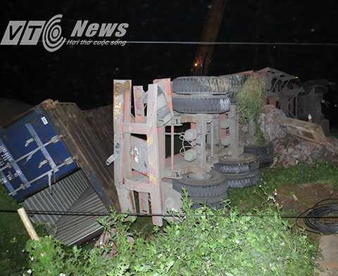 Một chiếc container bị văng khỏi xe