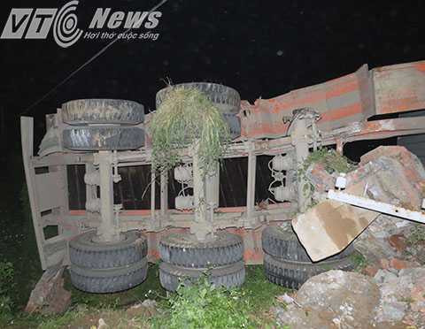 Hai chiếc lốp phía sau bị bật khỏi trục