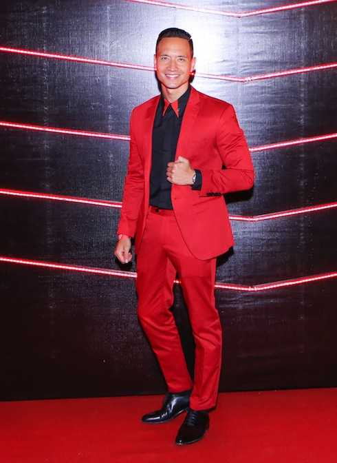 Kim Lý diện bộ vest đỏ lịch lãm, nổi bật.