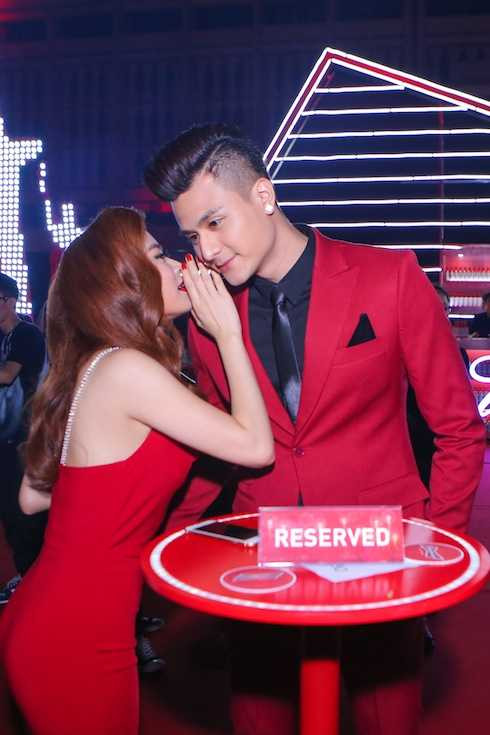 Hoàng Thuỳ Linh, Vĩnh Thuỵ mặc đồ ton-sur-ton. 2