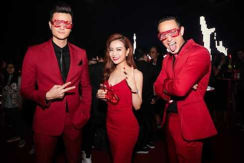 Bộ ba màu đỏ 'quẩy' nhiệt tình. 