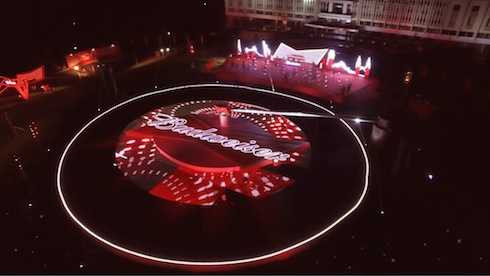 Bàn DJ Vinyl khổng lồ. 