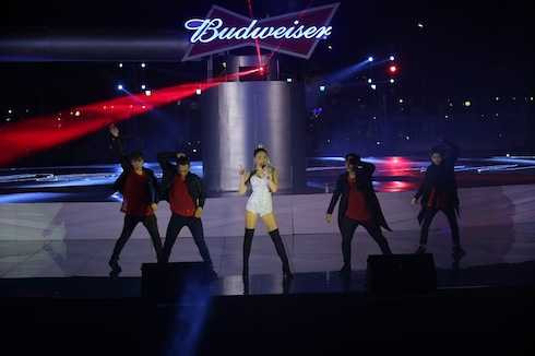 Tóc Tiên trình diễn trên bàn DJ Vinyl khổng lồ và cũng là sân khấu của đêm tiệc.